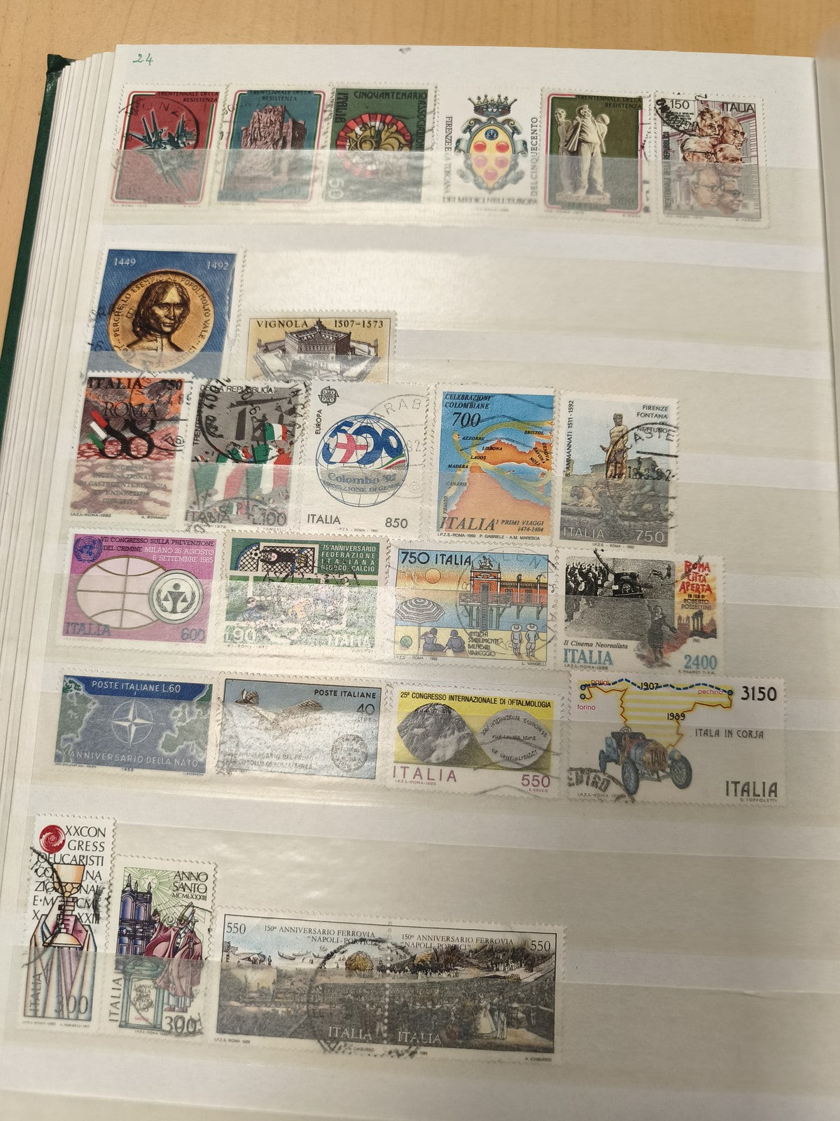 Lot timbres poste italiens multicolores, divers motifs, oblitérés, philatélie