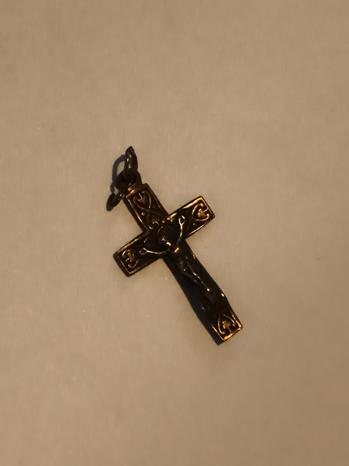 Croix ancienne pendentif crucifix doré motif cœur vintage religieux