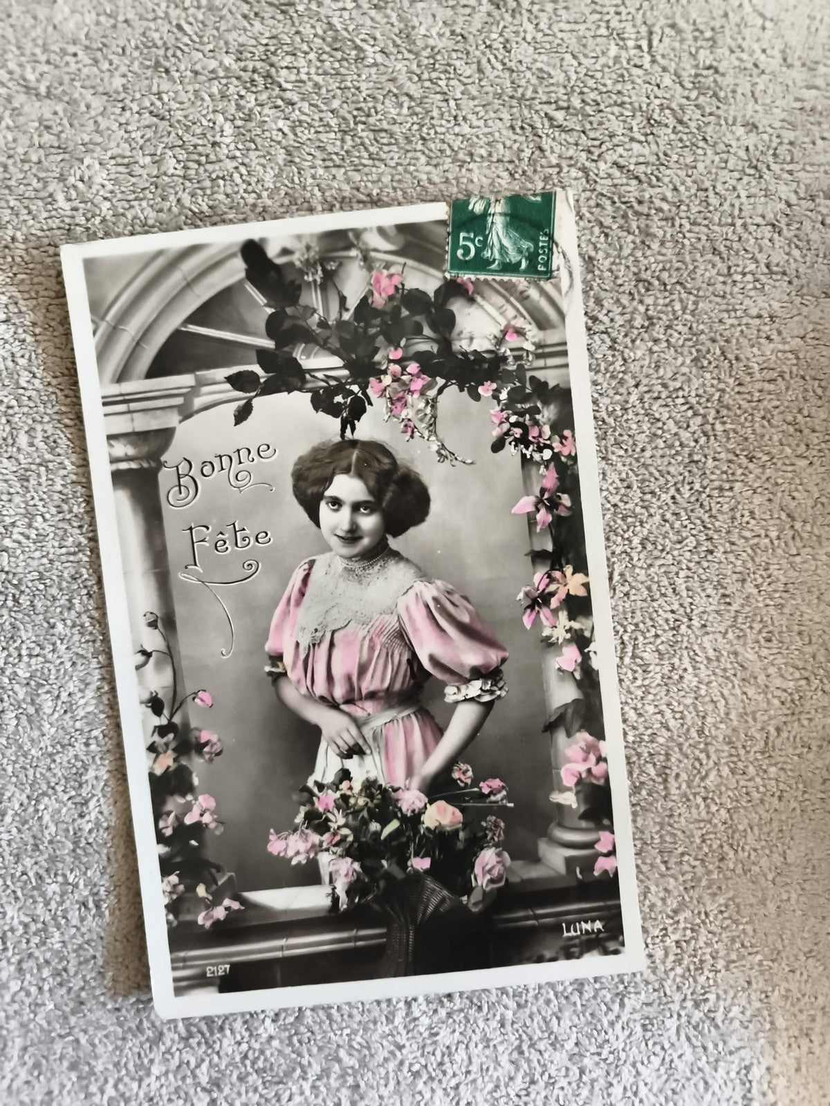 Carte postale ancienne Bonne Fête Luna timbre 5c photo colorisée fleurs