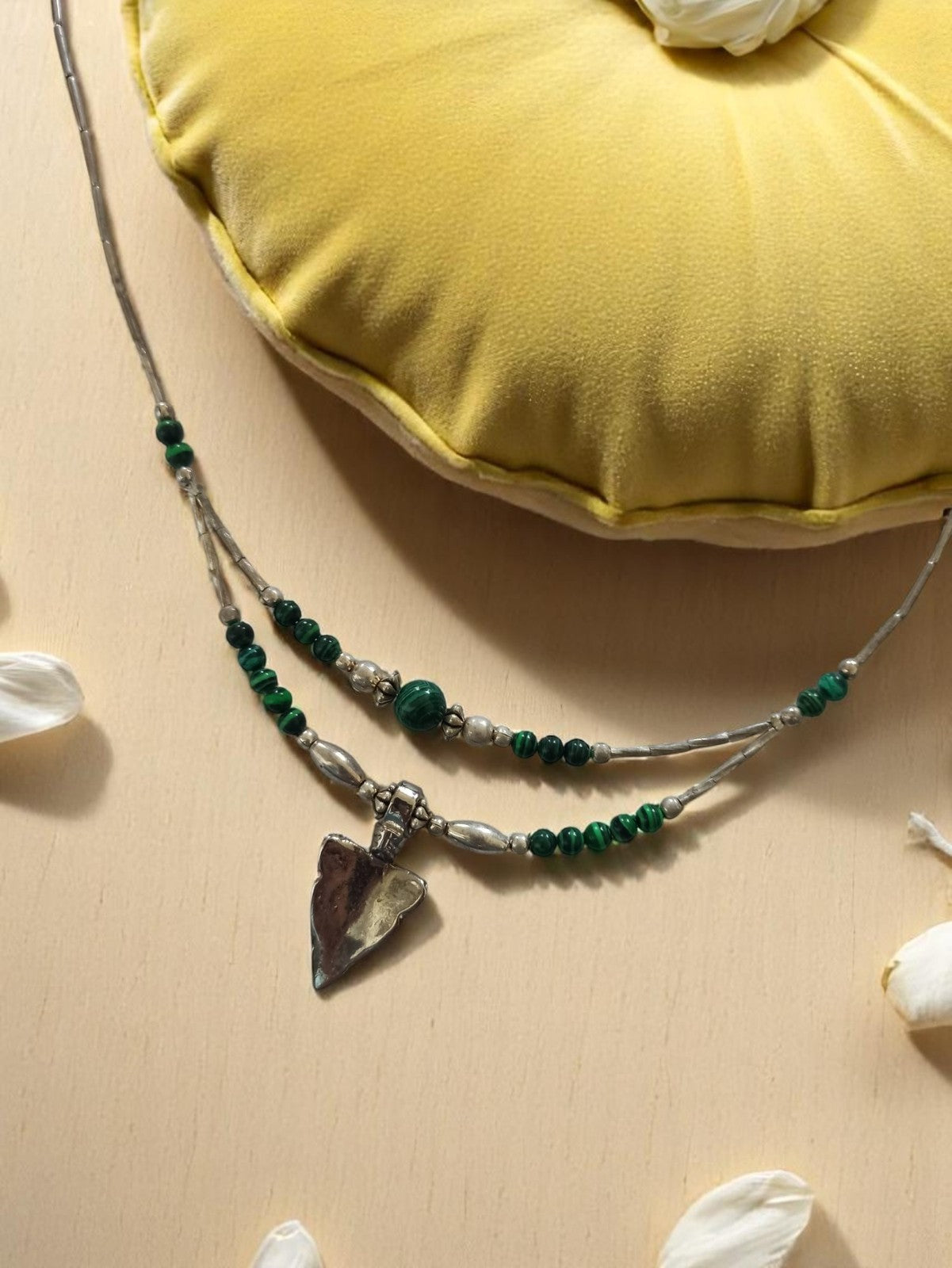 Collier vintage perles nacrées et vertes pendentif flèche double rang fantaisie