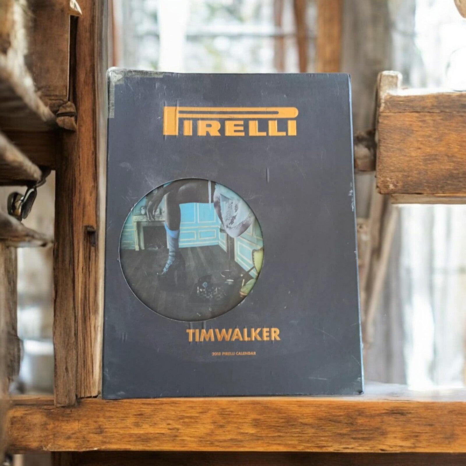 Calendrier Pirelli 2018 Tim Walker édition limitée avec coffret noir