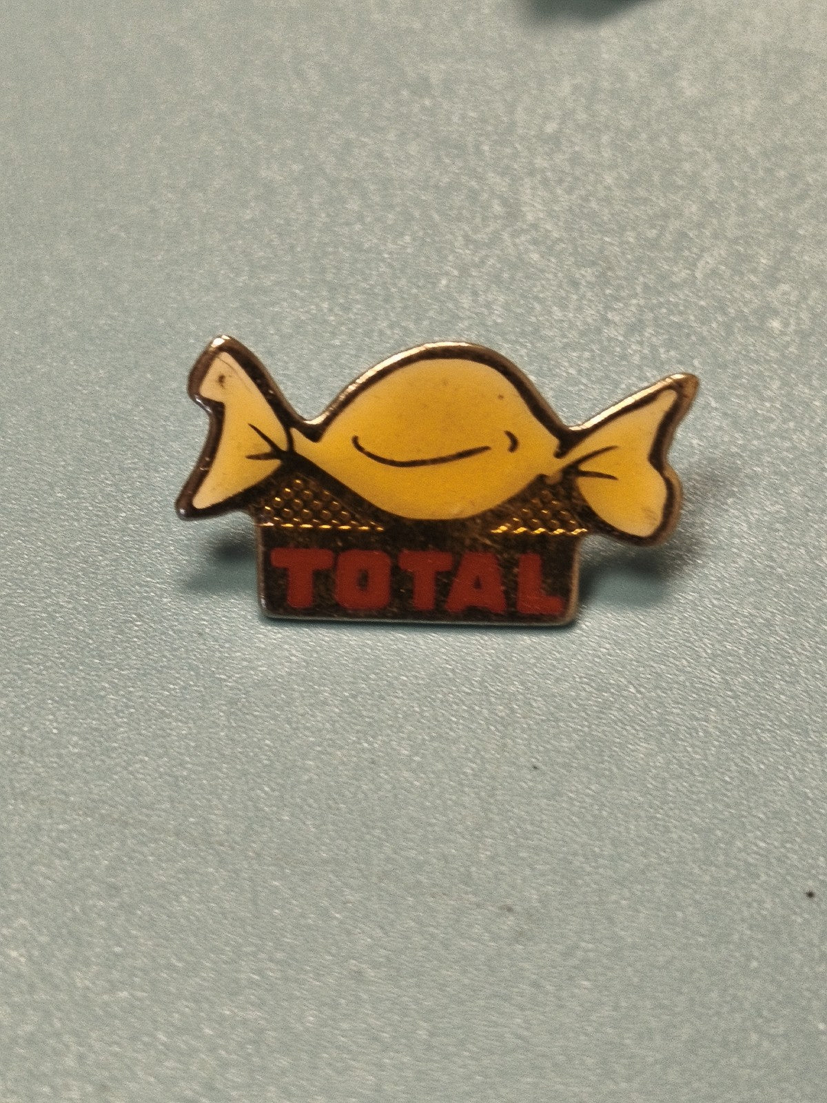 Pin's vintage TOTAL bonbon jaune, collection publicitaire rétro (ref 10)