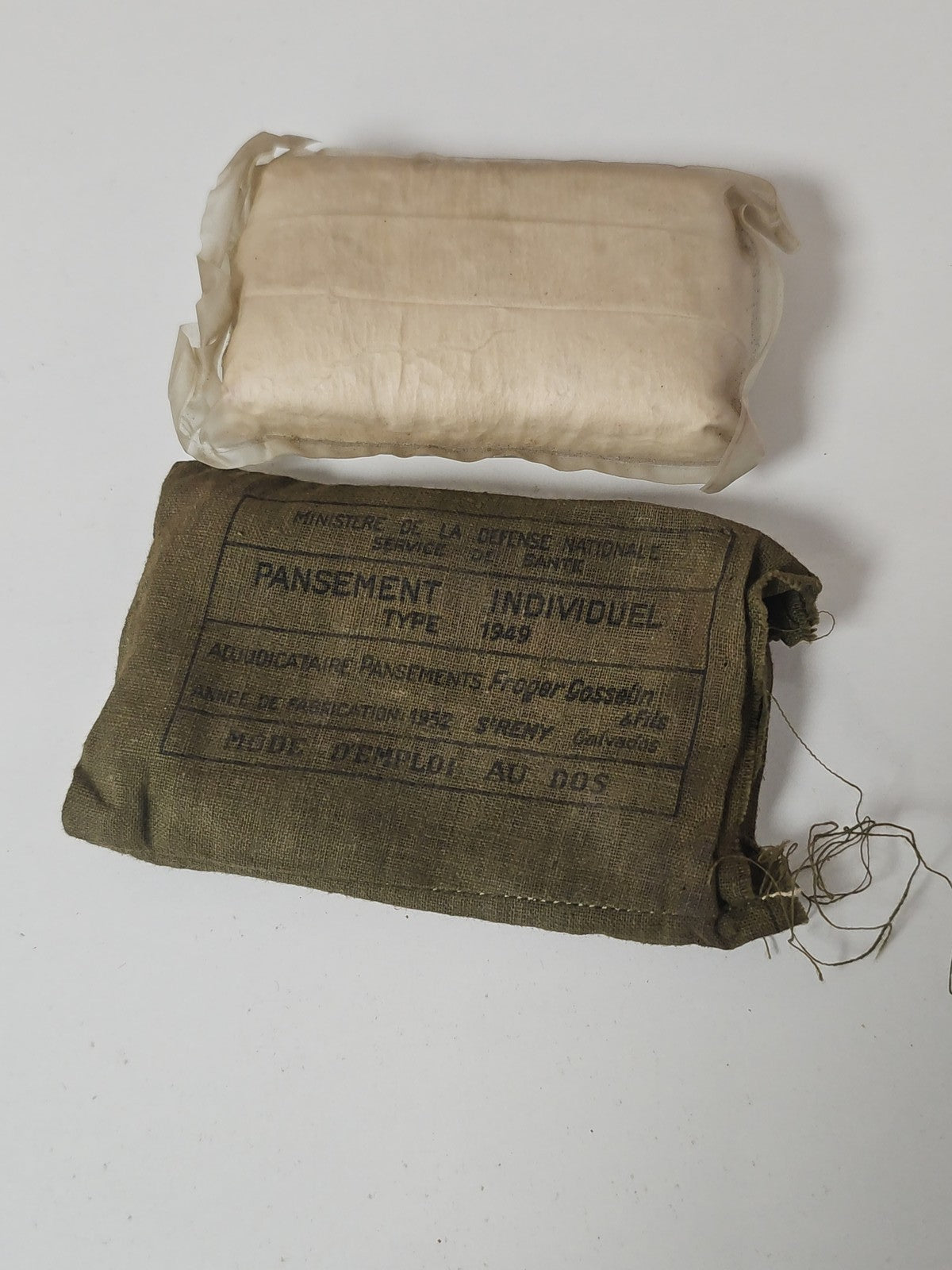 Pansement militaire ancien vintage, trousse premiers secours collection militari