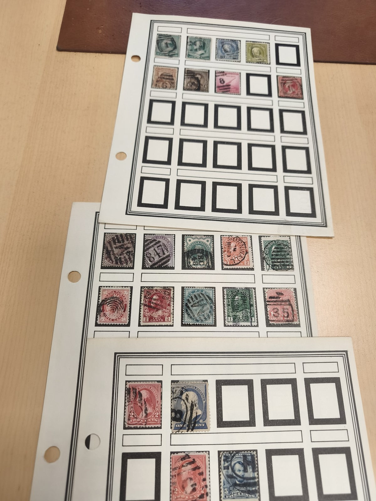 Lot de timbres anciens oblitérés divers pays sur feuilles philatélie