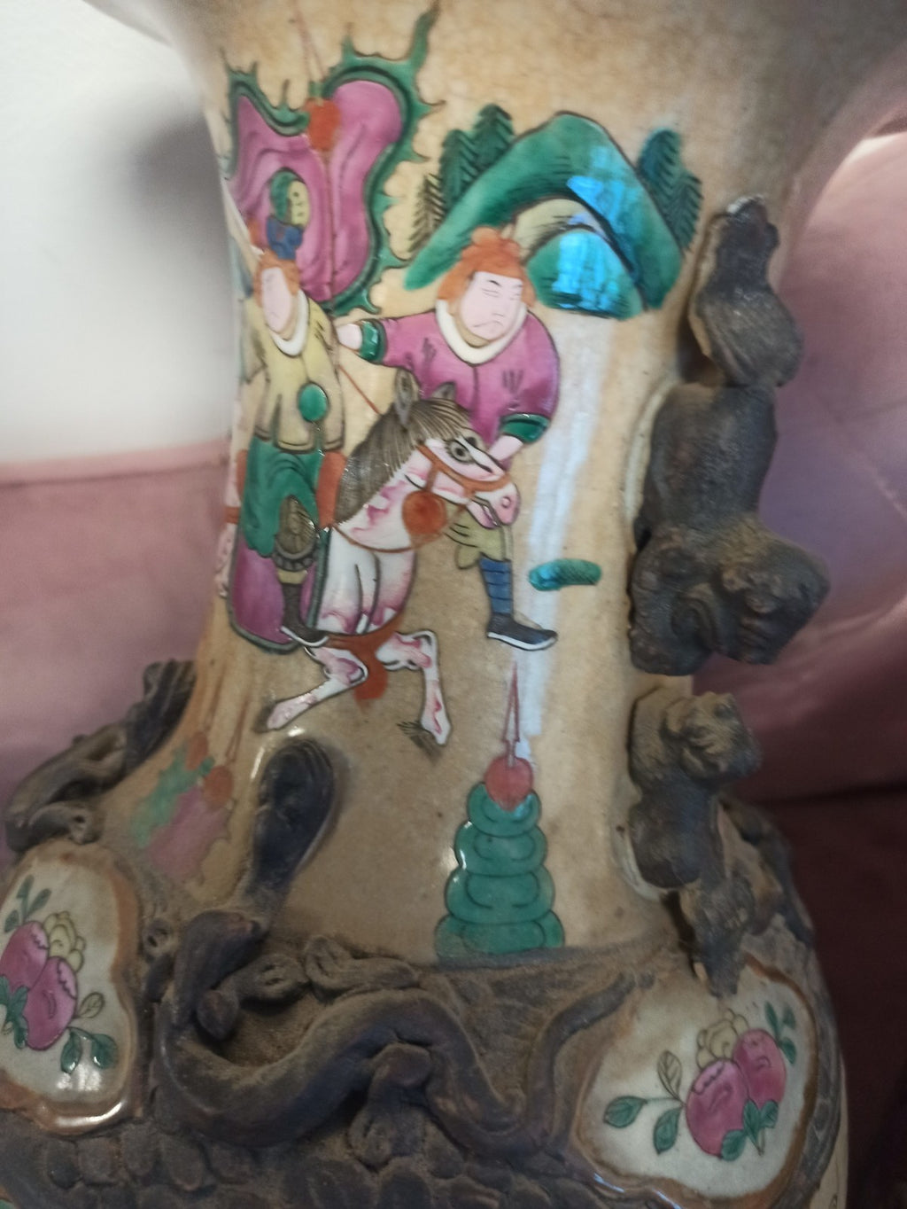 Paire de vases chinois anciens, émaux polychromes, dragons en relief, vintage