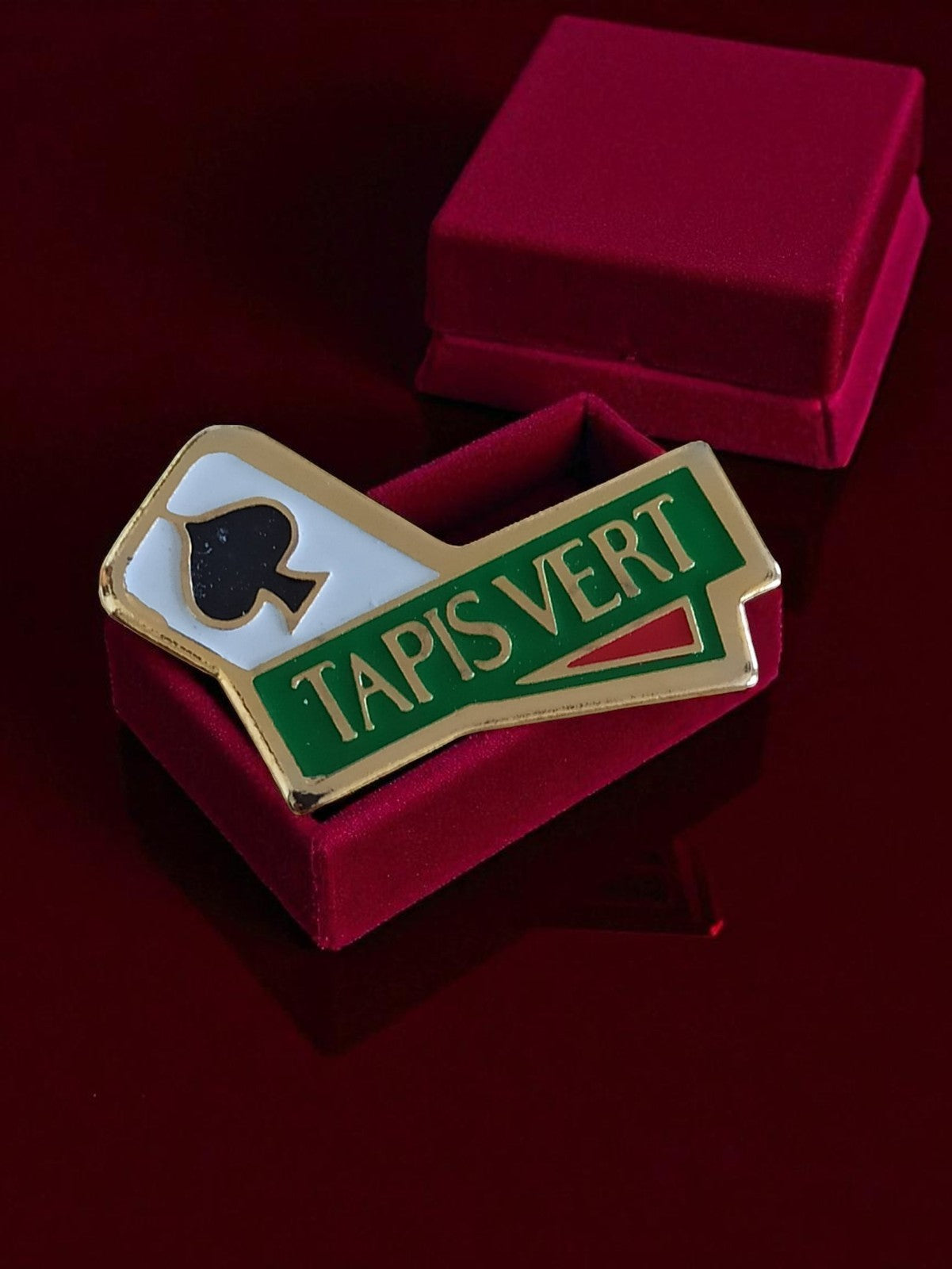 Pin's publicitaire émaillé Tapis Vert années 80 jeu casino vintage