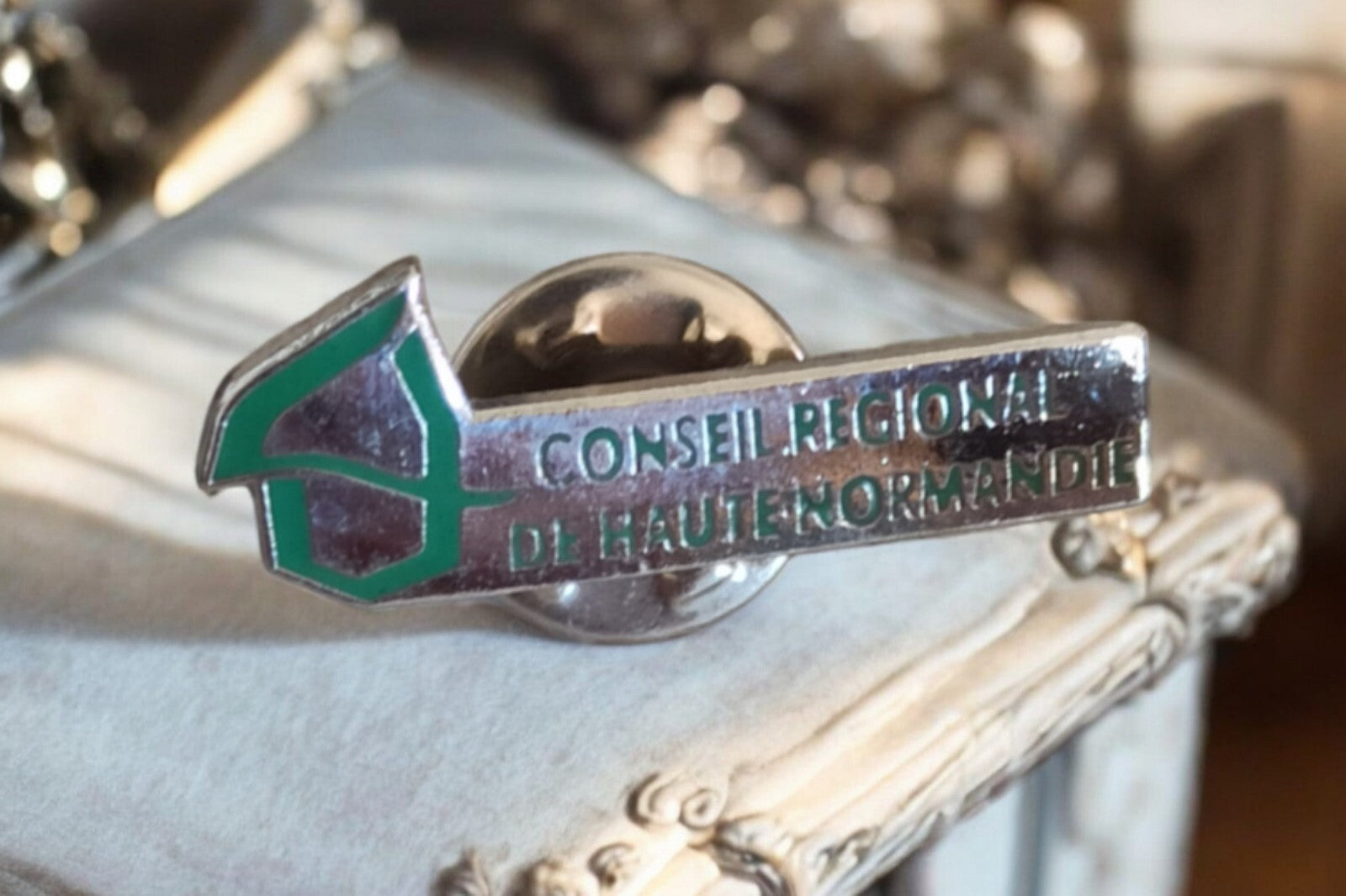 Pin's vintage Conseil Régional Haute-Normandie logo émaillé France souvenir
