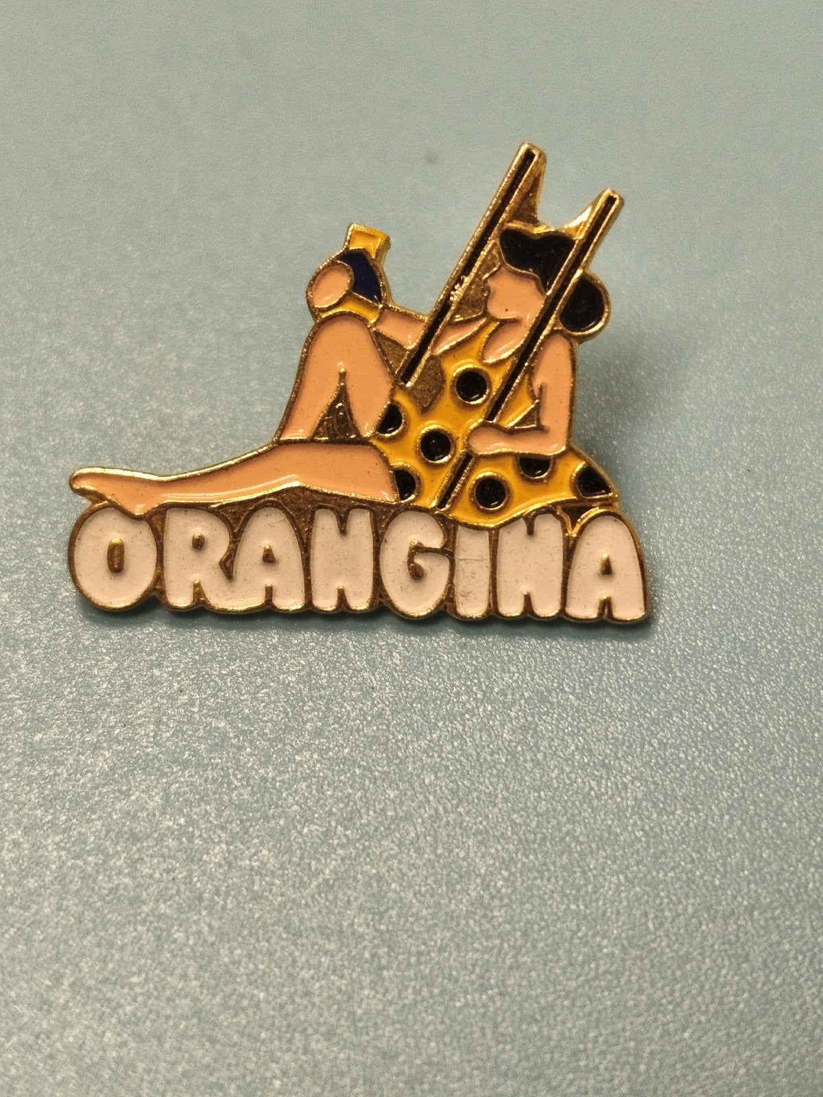 Vintage pin's Orangina publicitaire, femme maillot jaune à pois, collection