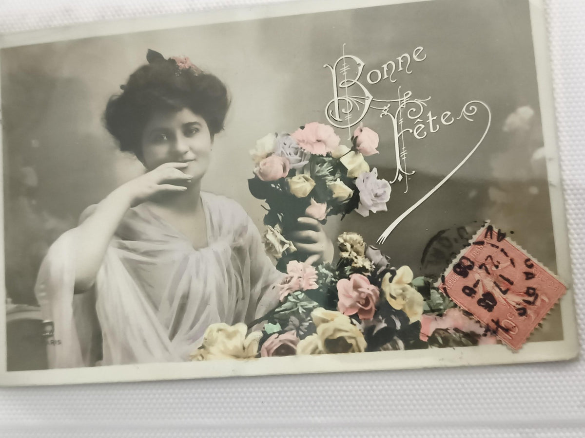 Carte postale ancienne Bonne Fête, portrait femme fleurs, timbre 1911 CPA