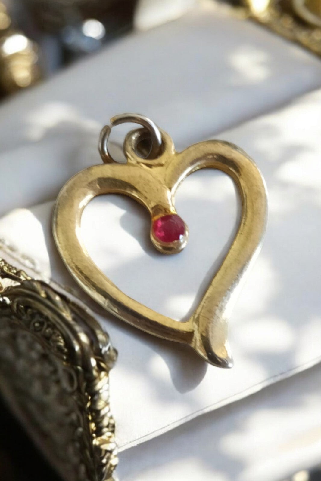 Pendentif c?ur artisanal doré, pierre rouge, bijou fantaisie métal argenté