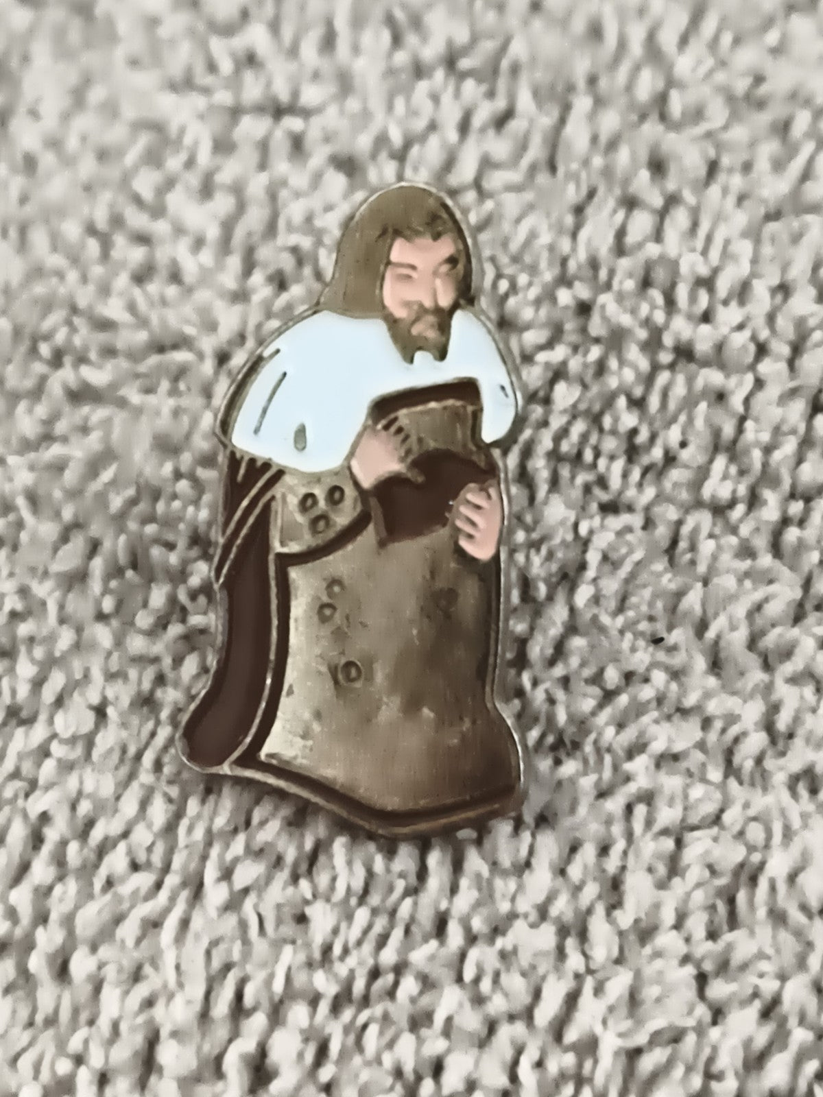 Pin's vintage personnage médiéval émaillé manteau blanc blason (Ref 5)