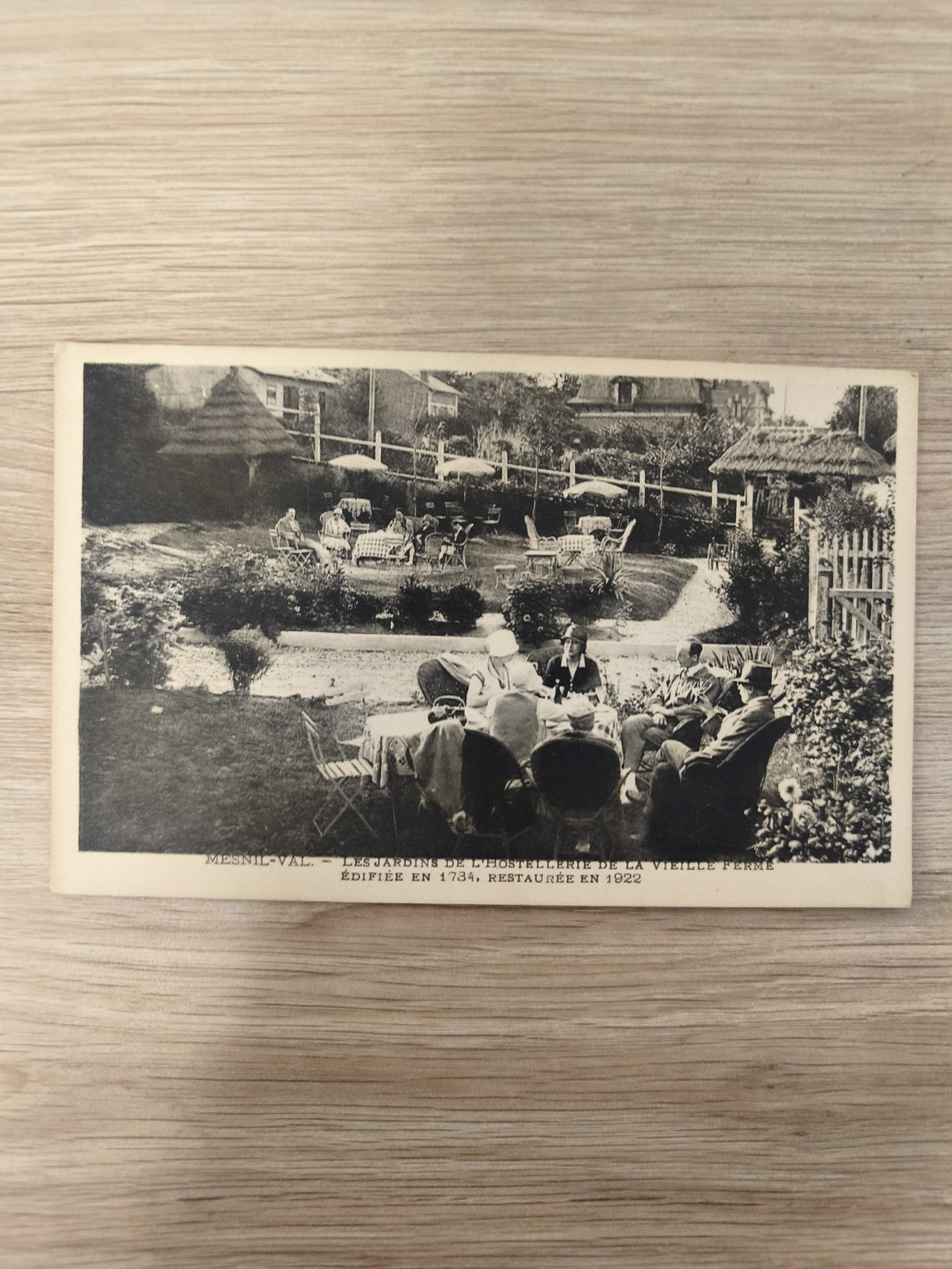 Ancienne carte postale CPA Mesnil-Val Hostellerie Vieille Ferme jardin rétro