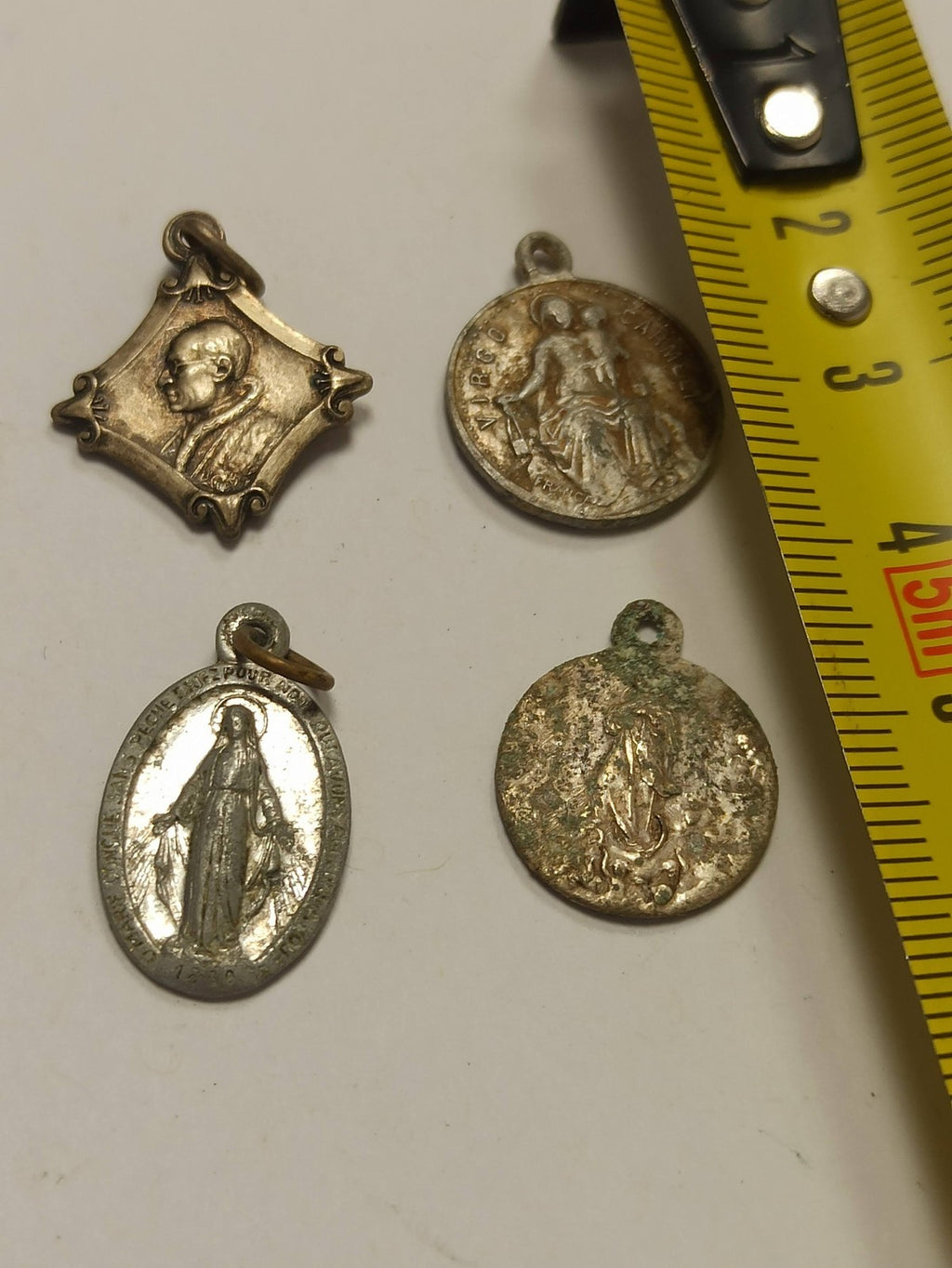 Lot 4 médailles religieuses anciennes dorées Vierge Marie Pape Virgo Carmeli vin