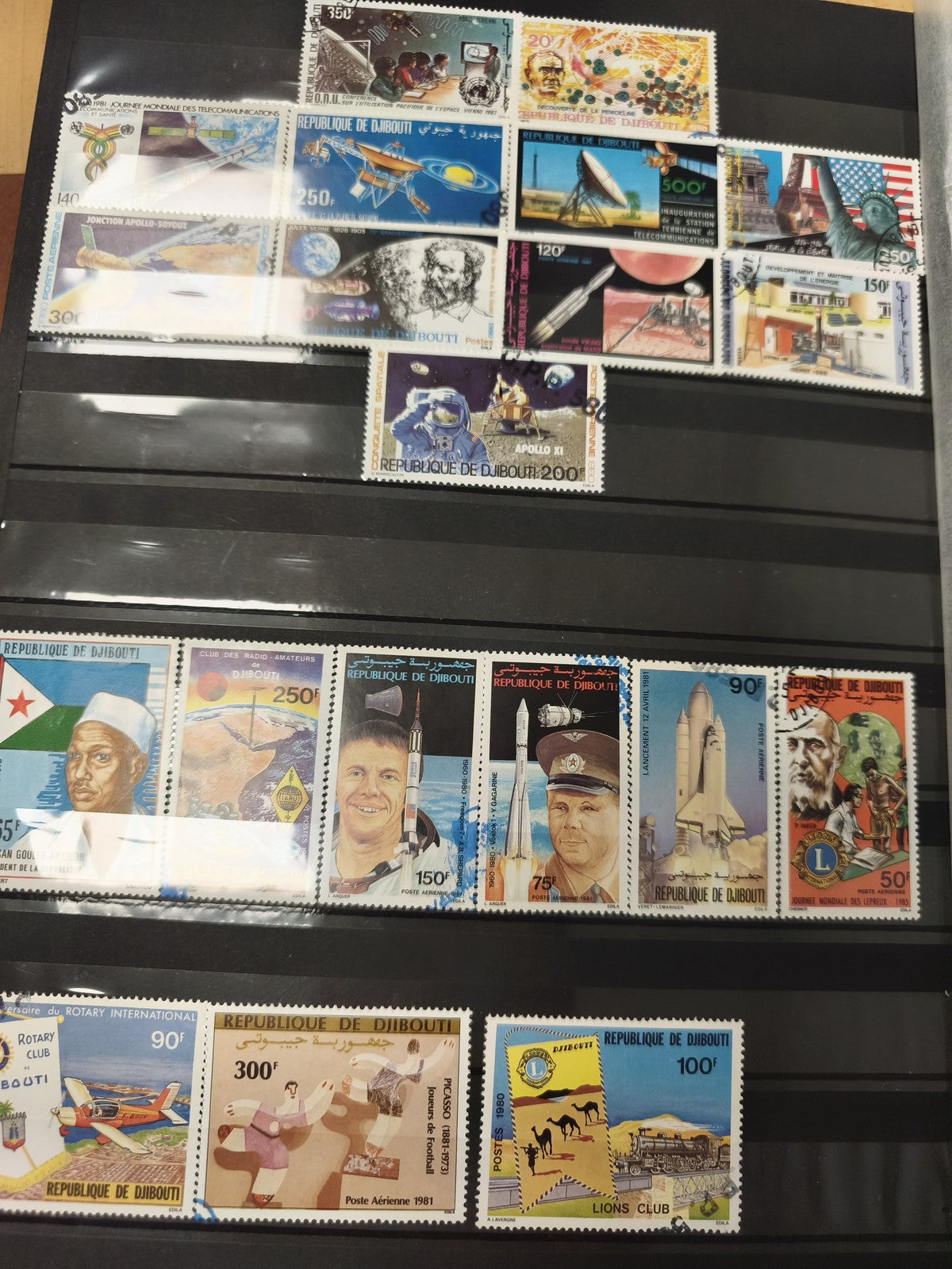 Lot timbres Djibouti thématique espace aviation animaux science couleurs variées