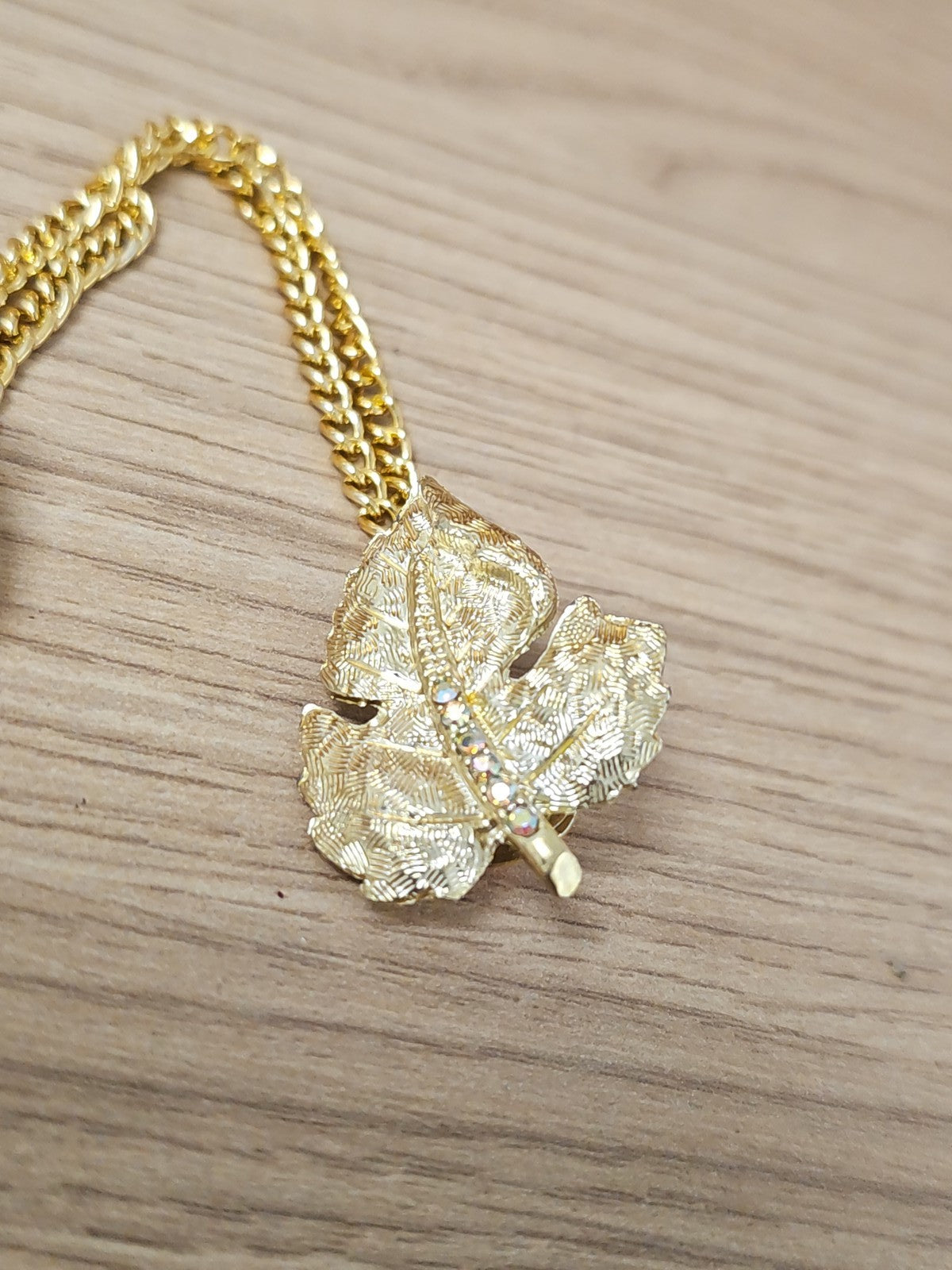 Vintage broche feuille dorée rétro, épingle pull ancien élégante collection