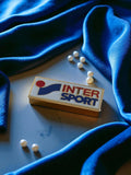 Pin's Intersport vintage émail rectangulaire logo publicitaire ancien rare