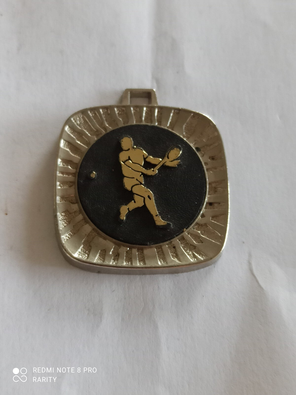 Médaille tennis vintage Martigues tournoi ancien ? joueur doré sur fond noir