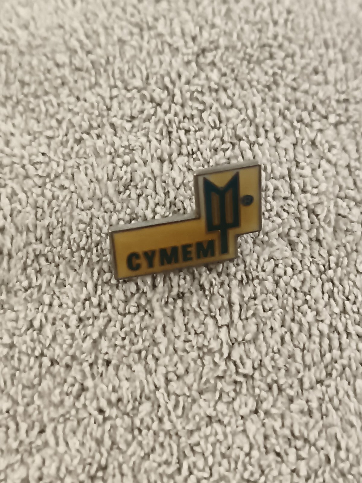 Pin's vintage CYMEMI logo graphique badge ancien jaune (Ref 1)