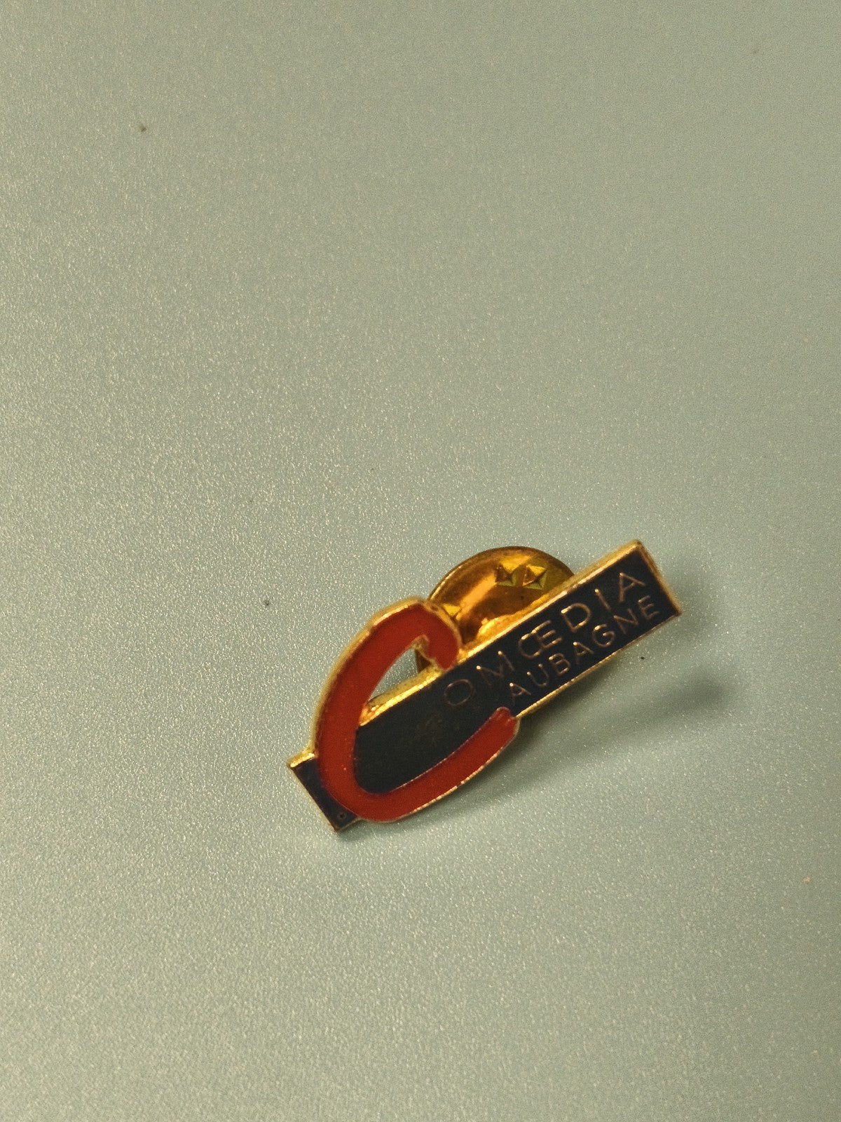 Vintage pin's Comedia Aubagne émaillé rouge et doré collection (Ref 1)