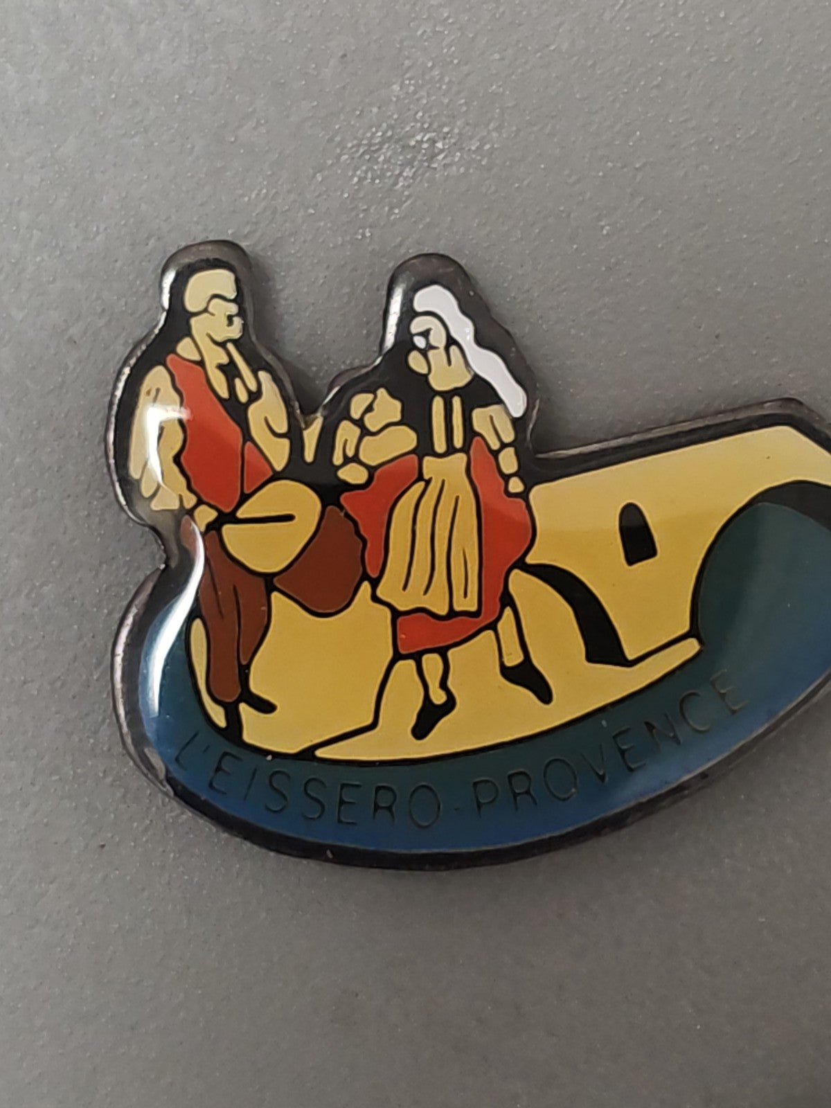 Pin's rétro ancien L'Eissero Provence badge collection vintage France rare