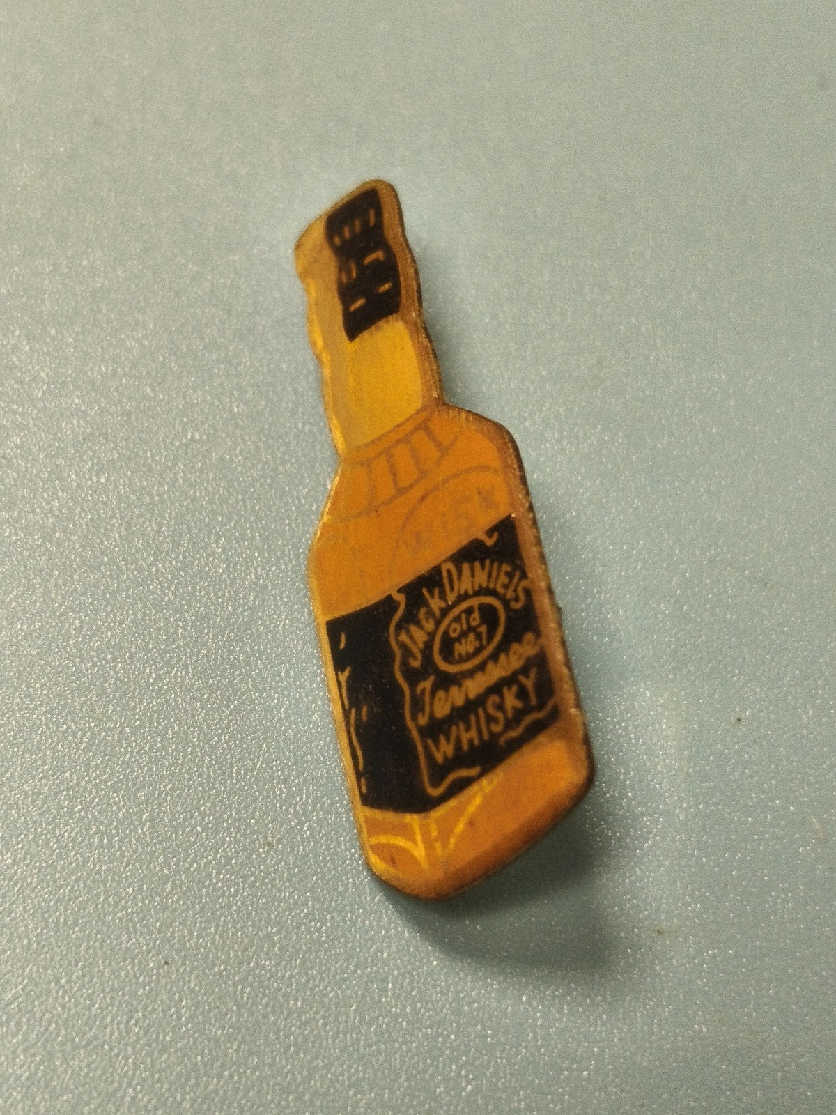 Vintage pin's Jack Daniel's bouteille whisky ? objet publicitaire collection