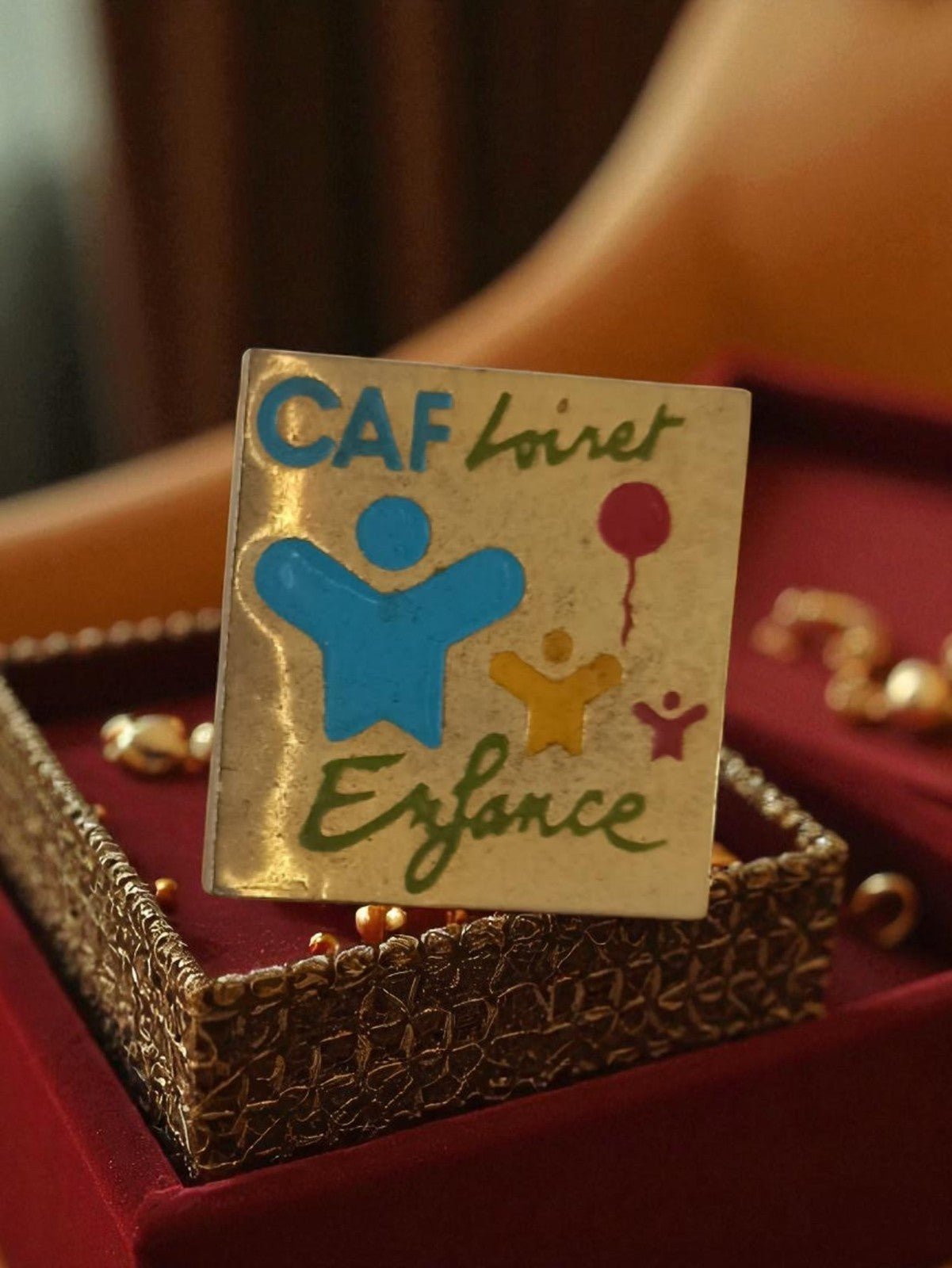 Pin's vintage CAF Loiret Enfance badge publicitaire rétro France ancien