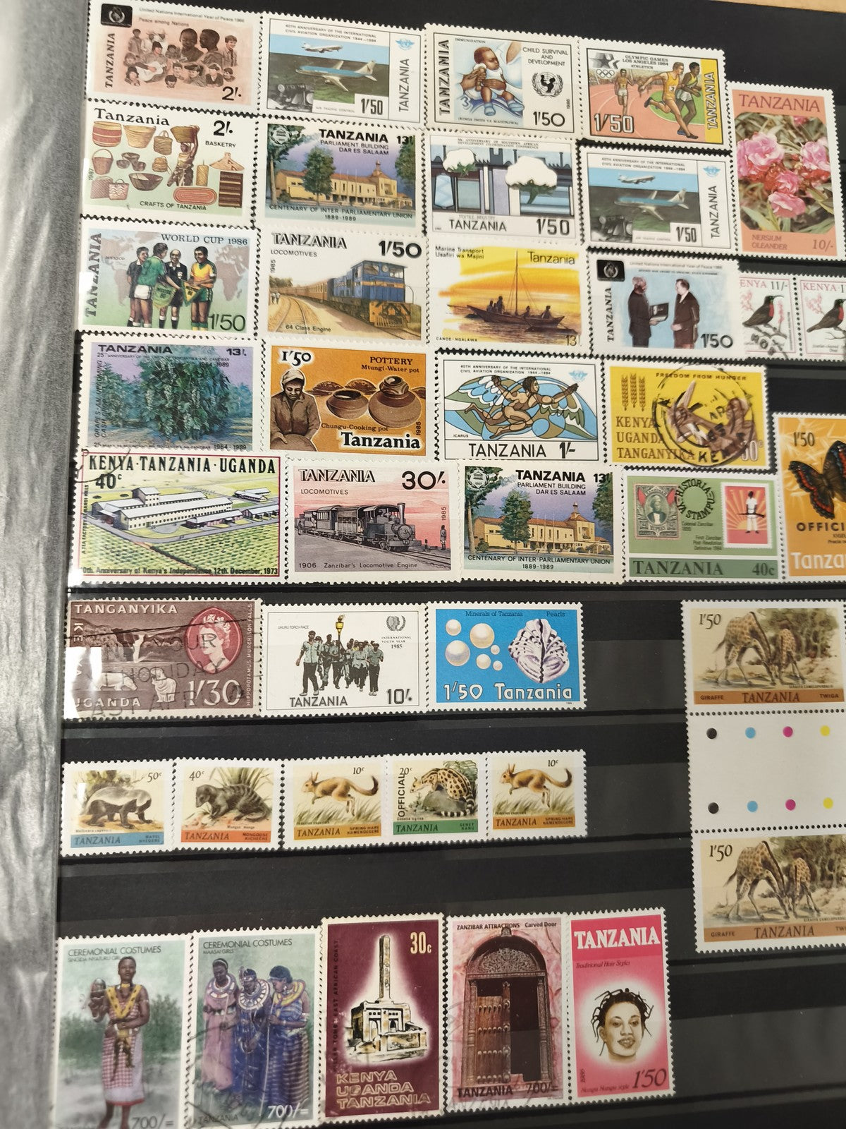 Lot timbres Tanzanie Kenya Ouganda animaux, paysages, sports, costumes variés
