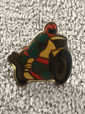 Pin's vintage moto course ELF émaillé pilote casque rouge années 80 racing (Ref