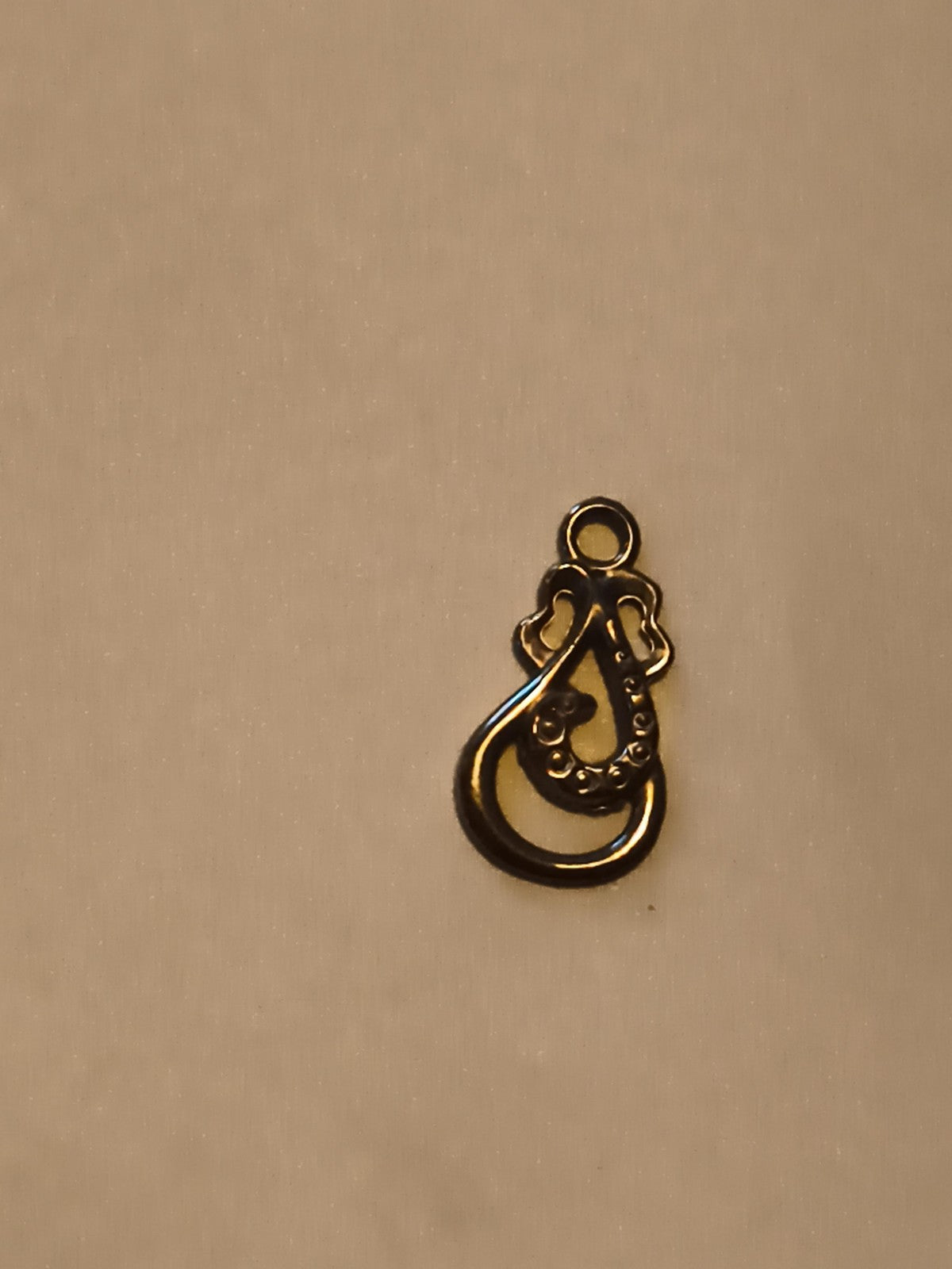 Pendentif ancien motif filigrane doré style goutte, breloque vintage bijou