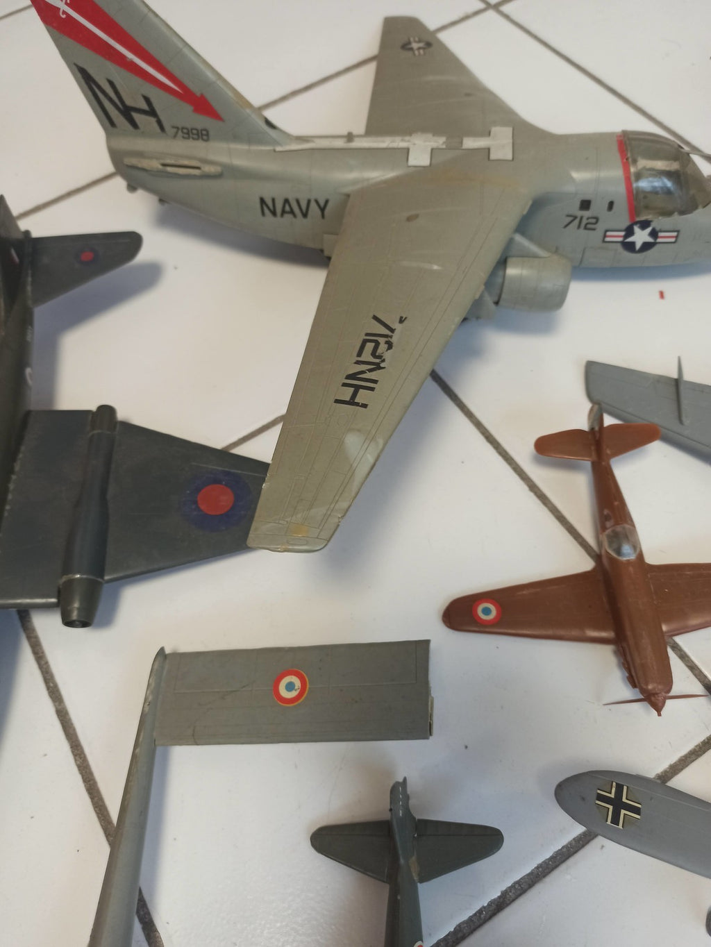 Lot maquettes avions vintage anciens, divers modèles militaires, à restaurer
