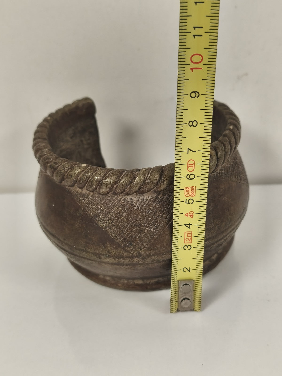 Bracelet africain bronze large, motifs géométriques, jonc ouvert ethnique