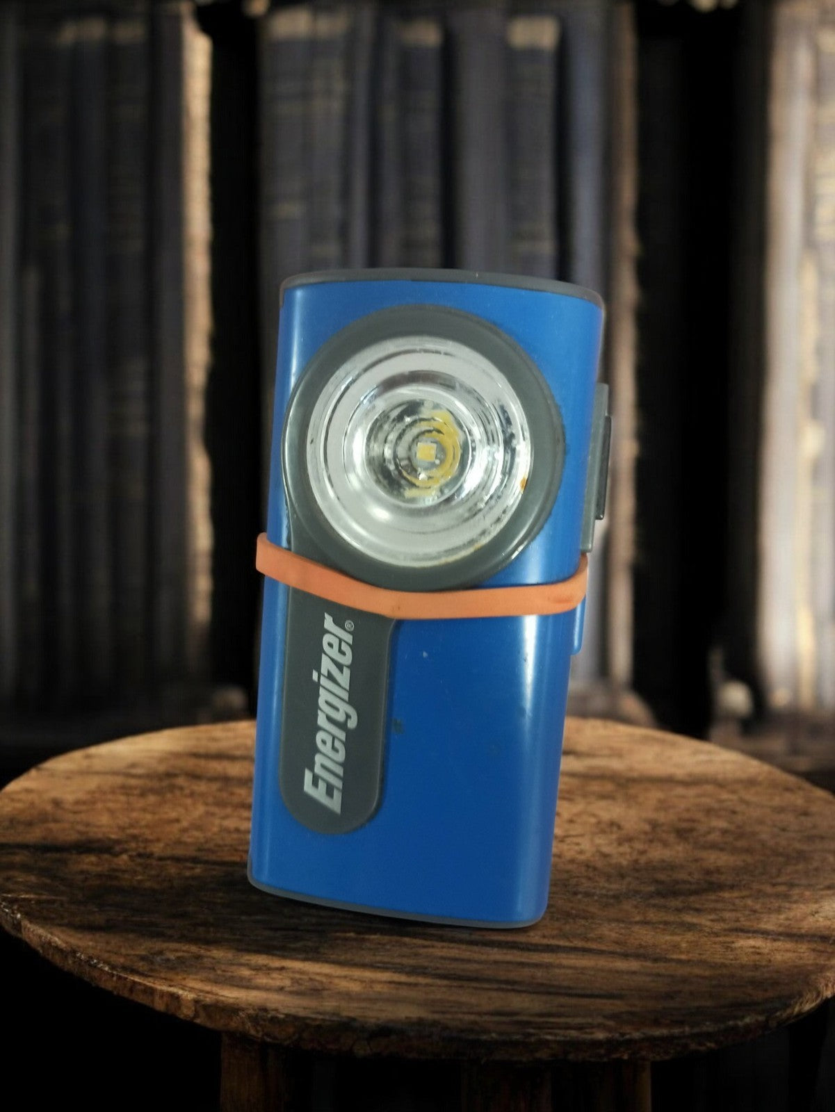 Lampe torche vintage Energizer bleue rétro, éclairage ancien portable