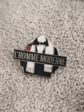 Pin's vintage L'Homme Moderne logo costume noir blanc badge publicitaire rétro