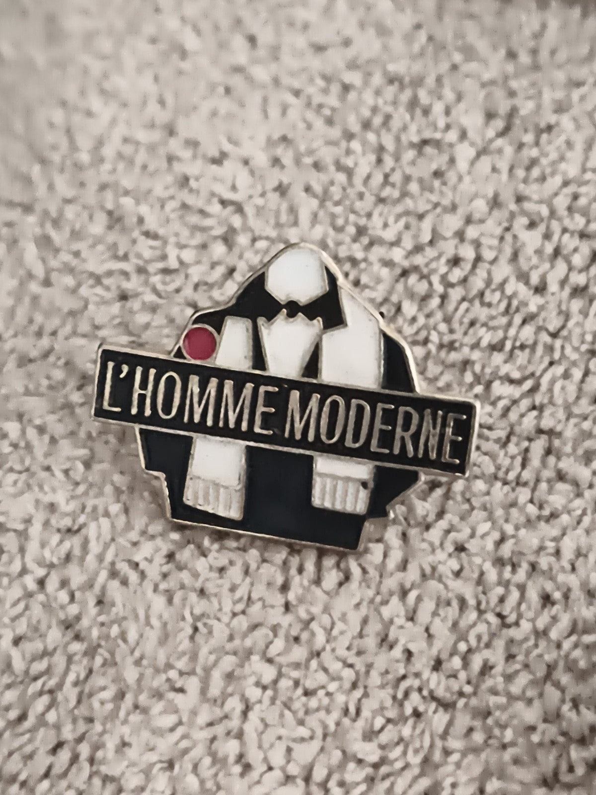Pin's vintage L'Homme Moderne logo costume noir blanc badge publicitaire rétro