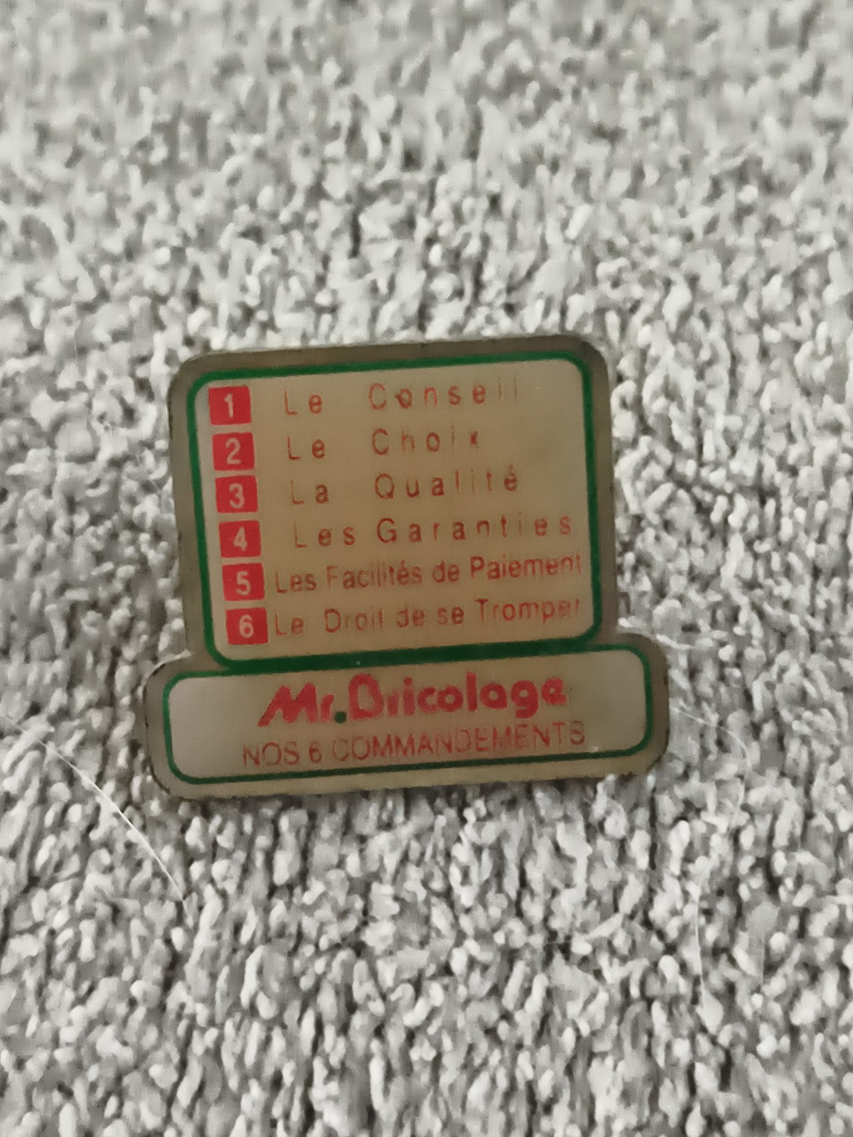 Pin's publicitaire vintage Mr.Bricolage années 90 badge NOS 6 commandements (Ref