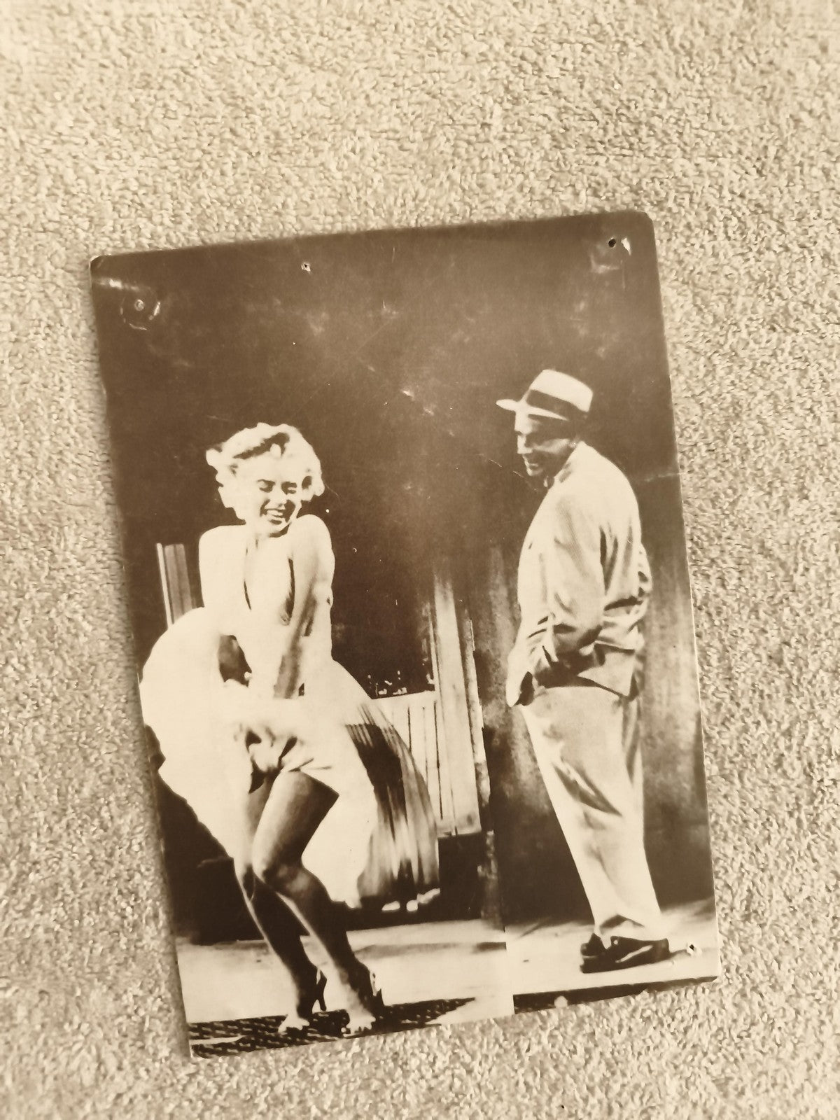 Carte postale ancienne Marilyn Monroe noir et blanc scène culte vintage CPA