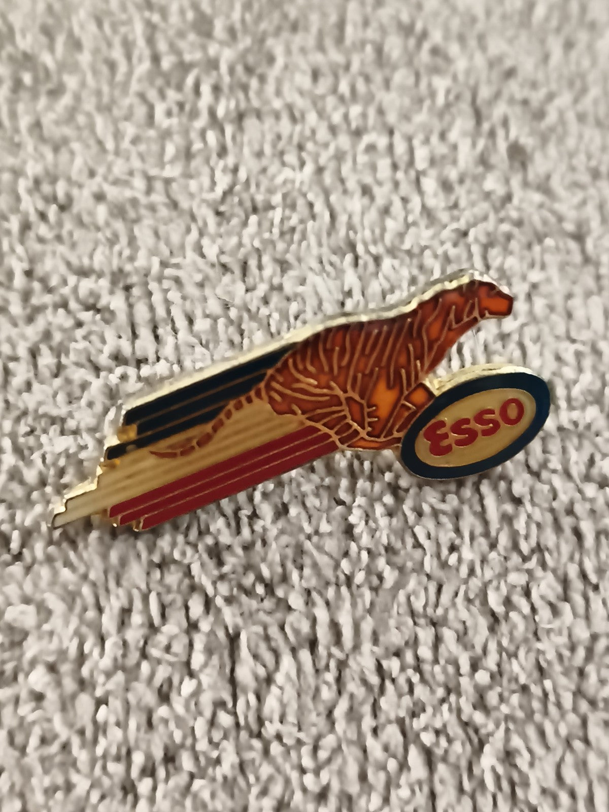 Pin's publicitaire Esso tigre vintage années 80 émaillé – badge ancien pub auto
