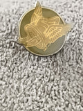 Pin's vintage casque ailé doré IACHO badge rétro (Ref 9)