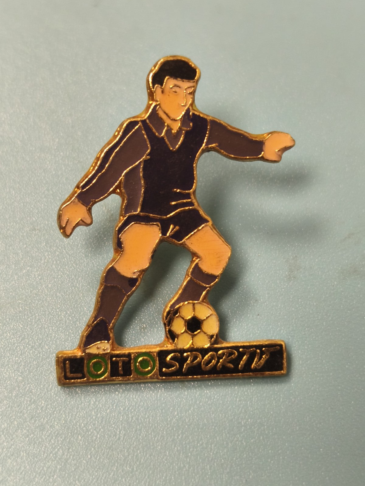 Pin's vintage Loto Sport football joueur émaillé collection rétro