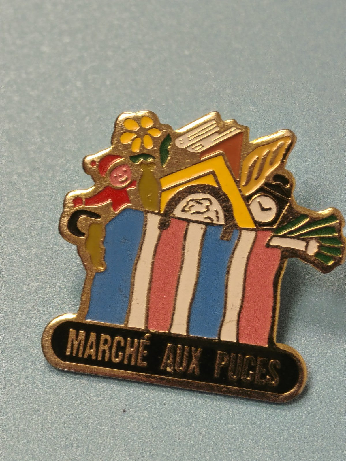 Pin's vintage Marché aux Puces émaillé couleurs vives collection rétro
