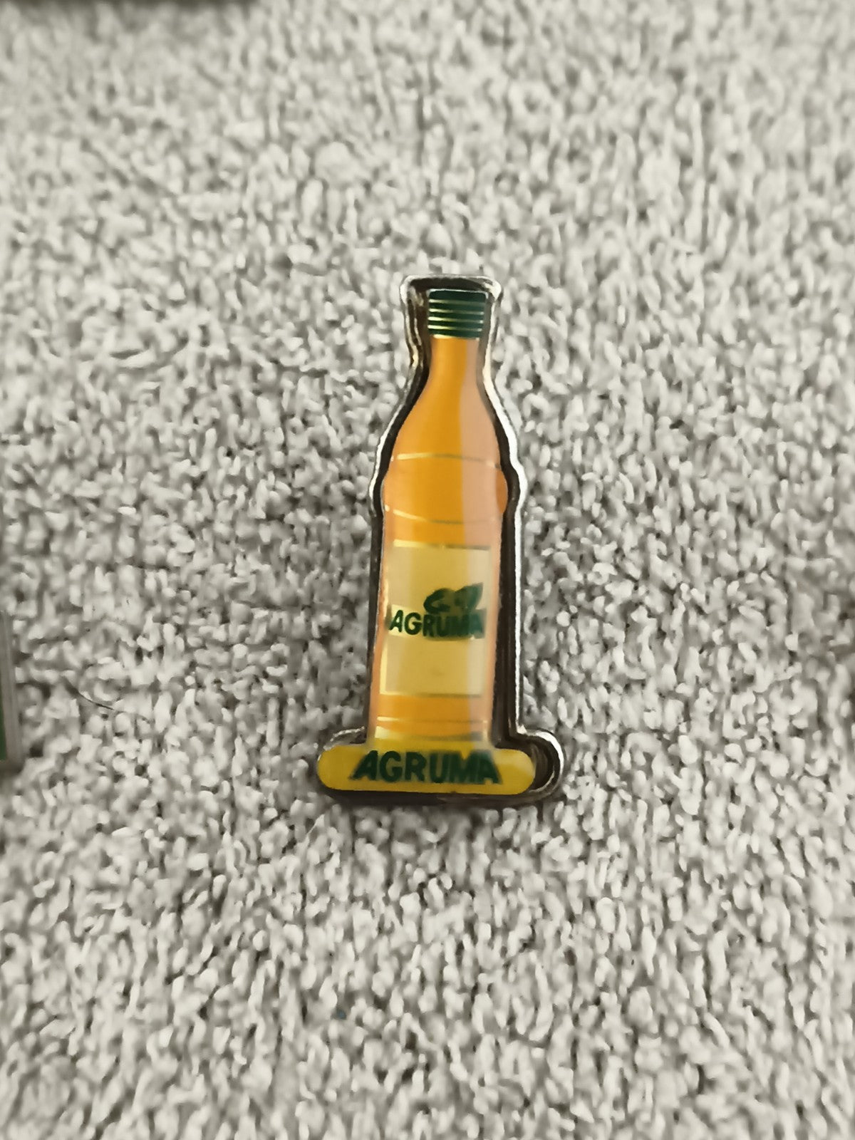 Pin's bouteille AGRUMA vintage boisson soda orange publicitaire (Ref 2)