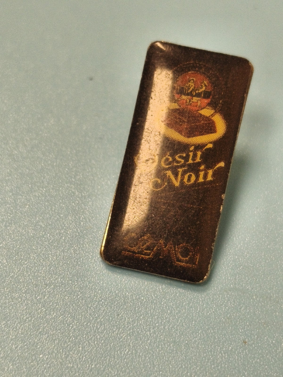 Pin's vintage Cémoi Désir Noir rectangulaire chocolat ancien collection