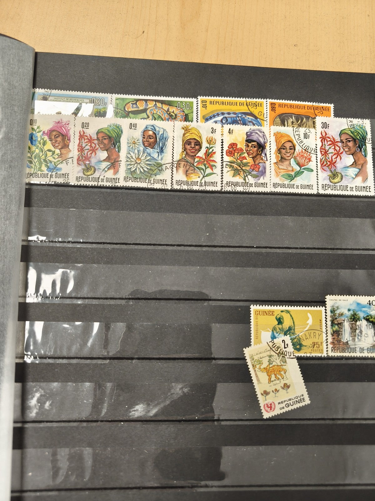 Lot de timbres République de Guinée motifs floraux et portraits, oblitérés