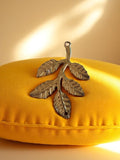 Pendentif feuille vintage en plaqué or, style rétro ancien, motif botanique