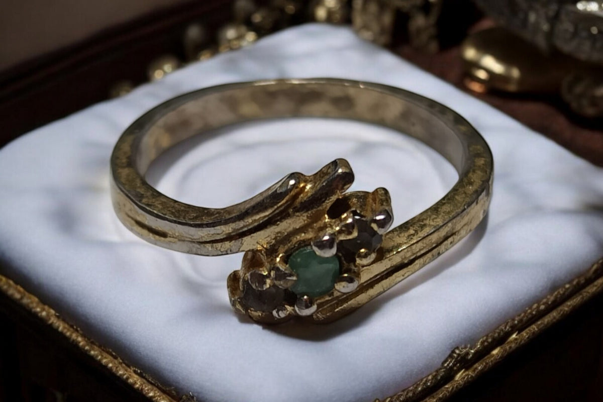 Vintage costume gold-tone metal ring, hammered band, green stone, size 53