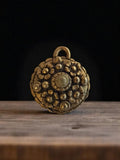 Pendentif vintage rond motif floral métal années 50 style rétro doré