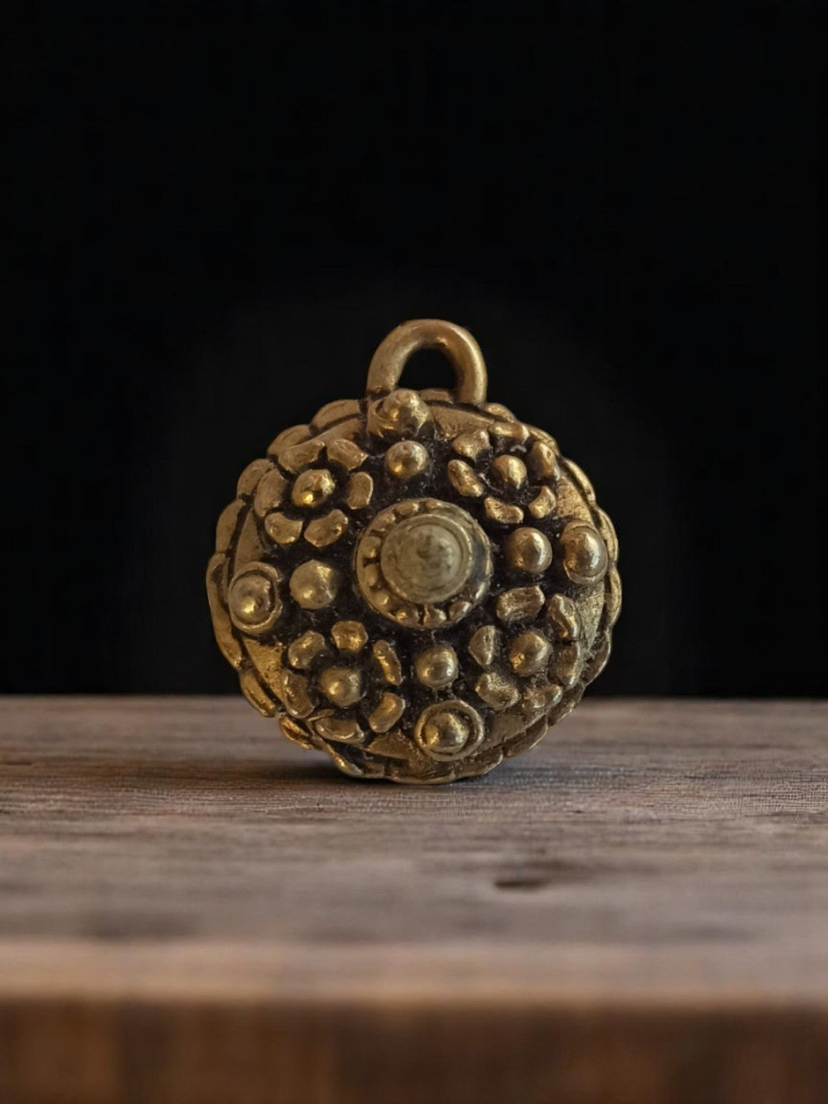 Pendentif vintage rond motif floral métal années 50 style rétro doré