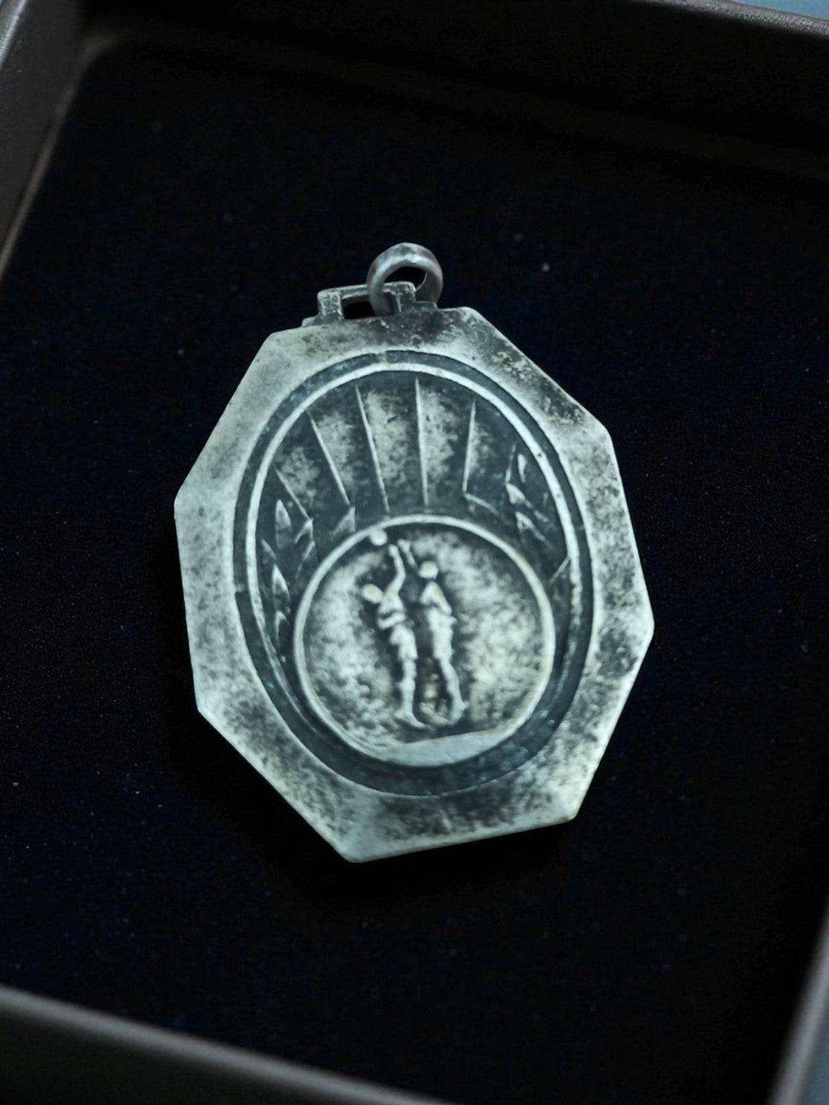 Médaille ancienne volley-ball octogonale vintage sport rétro