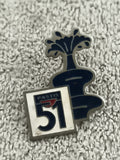 Pin's vintage Pastis 51 fontaine bleu blanc, badge publicitaire années 90