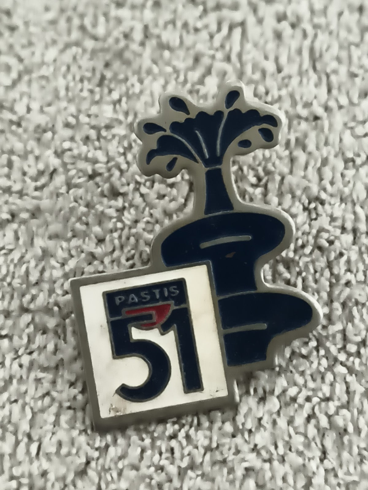 Pin's vintage Pastis 51 fontaine bleu blanc, badge publicitaire années 90